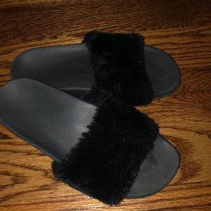 Barely worn comfy black fluffy slides
